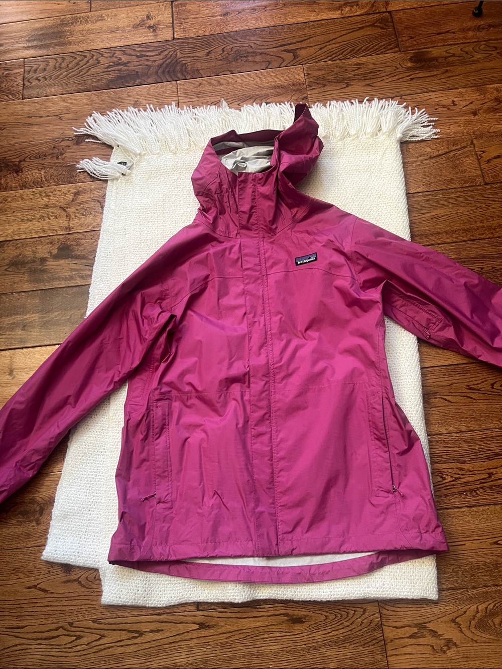 Good Condition Patagonia Women's Magenta Hooded Rain Shell